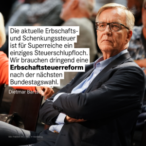 Auf diesem Bild ist der Abgeordnete Dietmar Bartsch aus der Fraktion DIE LINKE mit einem Zitat zu sehen: „Die aktuelle Erbschafts- und Schenkungssteuer ist für Superreiche ein einziges Steuerschlupfloch. Wir brauchen dringend eine Erbschaftssteuerreform nach der nächsten Bundestagswahl.“